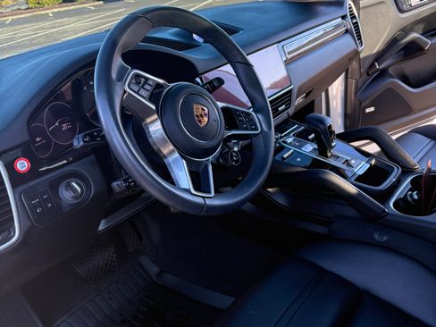 Used 2023 Porsche Cayenne Platinum Edition image 11