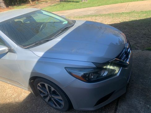 Used 2016 Nissan Altima 2.5 SR w/ LED Appearance Package image 14