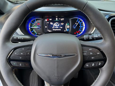 Used 2025 Chrysler Pacifica Premium image 10