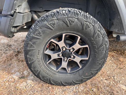 Used 2018 Jeep Wrangler Unlimited Rubicon w/ Dual Top Group AWD/4WD image 10