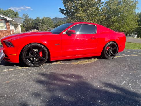 Used 2013 Ford Mustang GT image 2