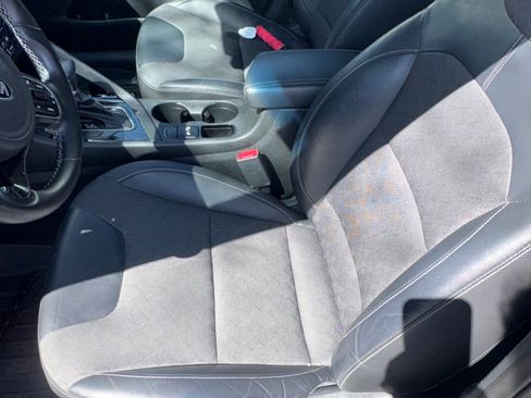 Used 2017 Kia Niro EX FWD image 10