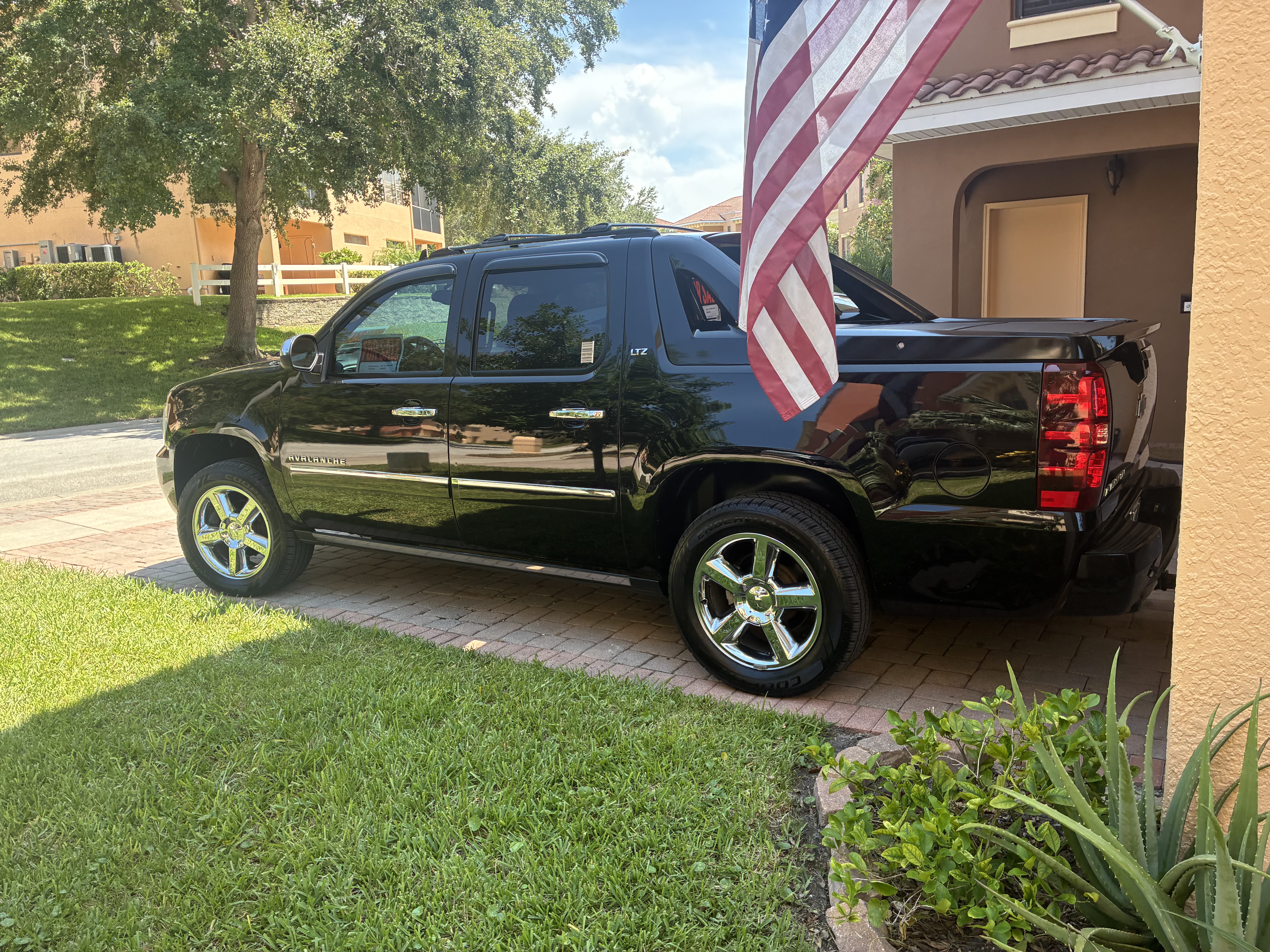 Used 2012 Chevrolet Avalanche LTZ AWD/4WD image 17