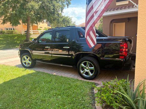 Used 2012 Chevrolet Avalanche LTZ AWD/4WD image 17