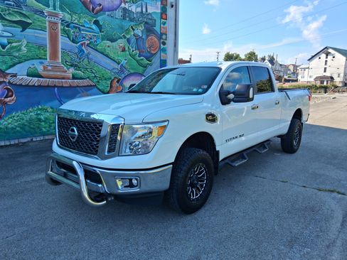 Used 2018 Nissan Titan SV AWD/4WD image 2
