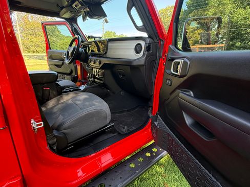 Used 2024 Jeep Gladiator Sport AWD/4WD image 12