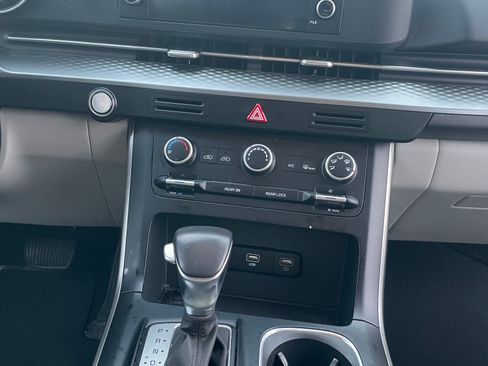 Used 2024 Kia Carnival LX image 10