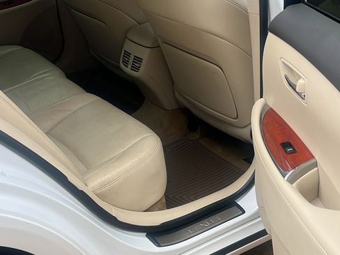 Used 2010 Lexus ES 350 w/ Preferred Accessory Package FWD image 11
