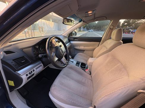 Used 2011 Subaru Outback 2.5i Premium w/ All-Weather Pkg AWD/4WD image 9