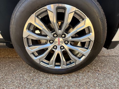 Used 2024 GMC Yukon XL Denali w/ Advanced Technology Package image 11