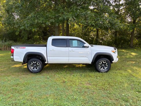 Used 2017 Toyota Tacoma TRD Off-Road w/ Tow Package (A/T) AWD/4WD image 2