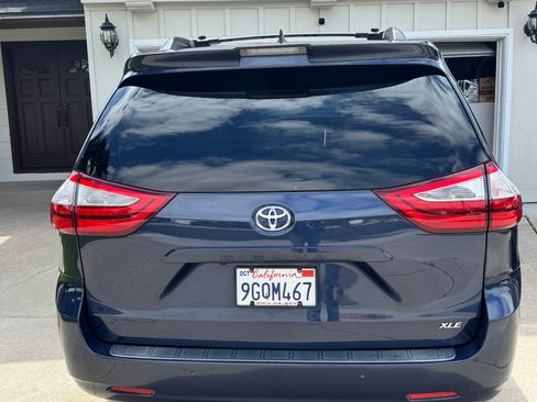 Used 2018 Toyota Sienna XLE Premium w/ Carpet Mat Package FWD image 4