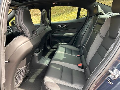 Used 2022 Volvo S60 T8 R-Design image 24