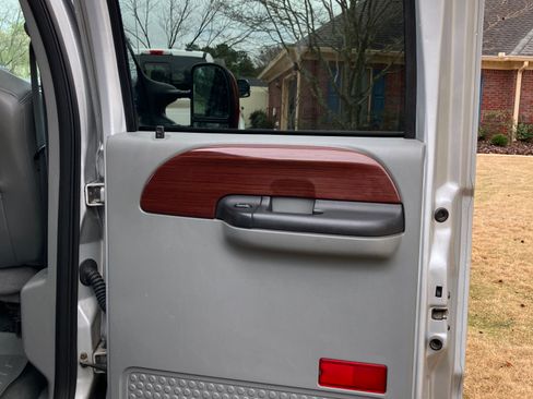 Used 2005 Ford F350 Lariat image 25