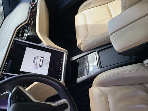 Used 2016 Tesla Model X 75D image 4