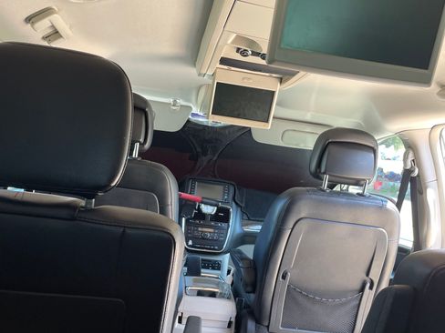 Used 2011 Chrysler Town & Country Touring-L w/ Entertainment Group #2 image 10