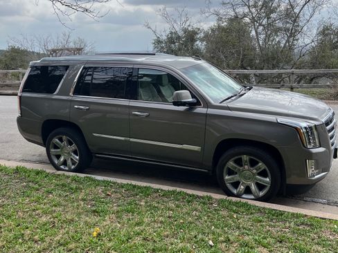 Used 2017 Cadillac Escalade Premium Luxury image 8