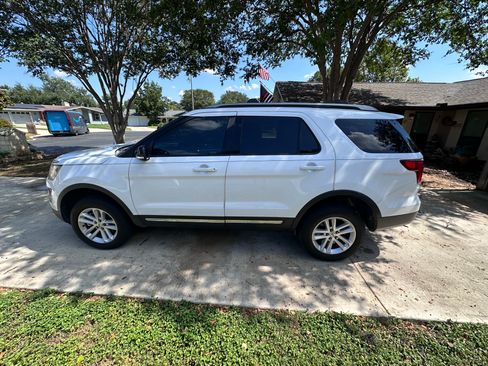 Used 2016 Ford Explorer XLT w/ Equipment Group 202A FWD image 5