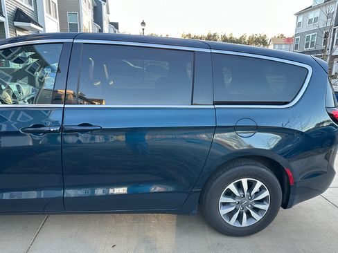 Used 2025 Chrysler Pacifica Select image 5