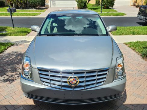 Used 2007 Cadillac DTS Luxury I w/ Sun And Sound Package image 2