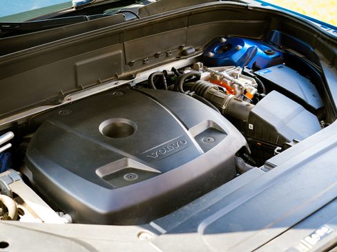 Used 2016 Volvo XC90 T8 R-Design image 21