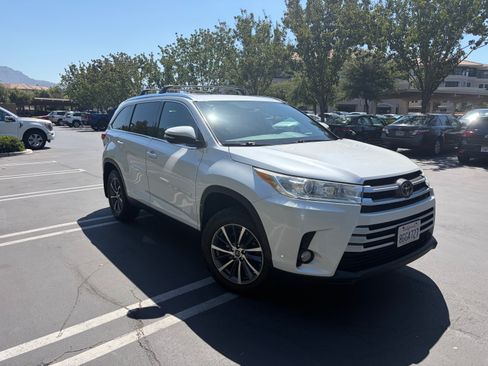 Used 2019 Toyota Highlander XLE AWD/4WD image 2