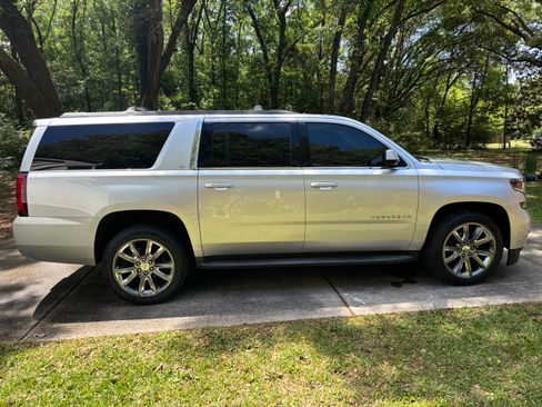 Used 2017 Chevrolet Suburban LT w/ Luxury Package RWD image 11