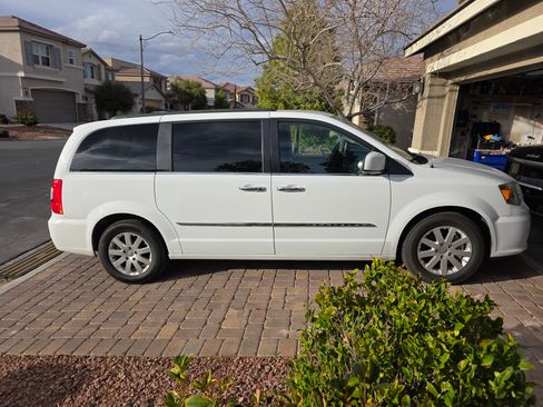 Used 2016 Chrysler Town & Country Touring w/ Driver Convenience Group image 1