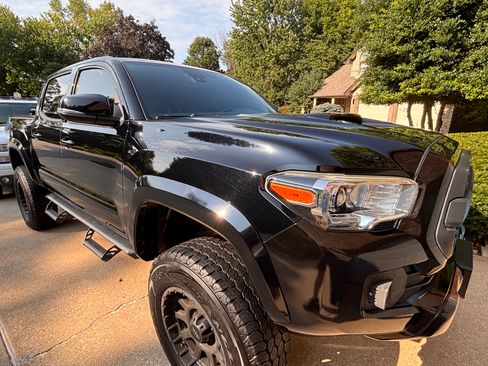 Used 2020 Toyota Tacoma TRD Sport w/ Technology Package AWD/4WD image 17