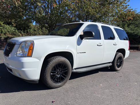Used 2007 GMC Yukon SLT w/ SLT Preferred Equipment Group AWD/4WD image 1