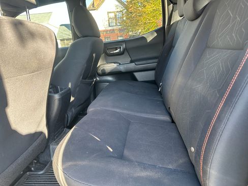 Used 2018 Toyota Tacoma TRD Sport image 11