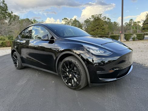 Used 2022 Tesla Model Y Long Range image 9