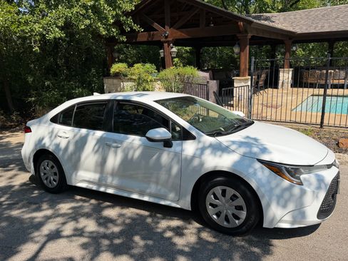 Used 2020 Toyota Corolla L FWD image 2
