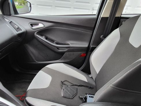 Used 2014 Ford Focus SE w/ SE Sport Package image 11