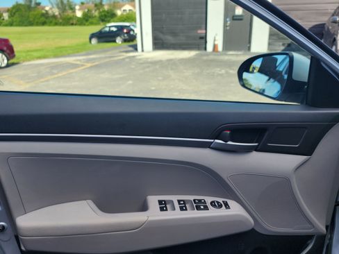 Used 2018 Hyundai Elantra SE image 9
