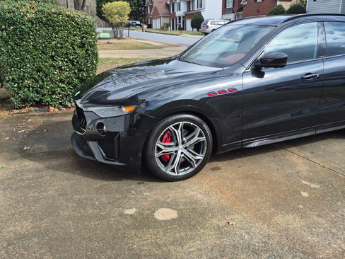 Used 2022 Maserati Levante Trofeo image 5