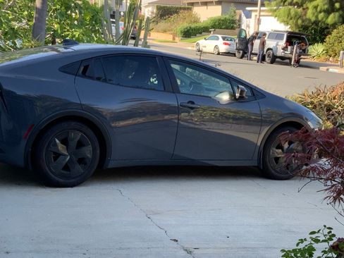 Used 2025 Toyota Prius XLE image 5