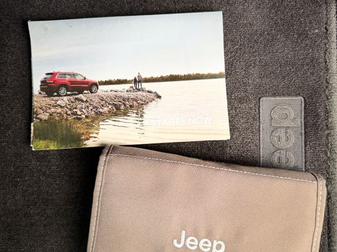 Used 2017 Jeep Grand Cherokee Overland AWD/4WD image 32