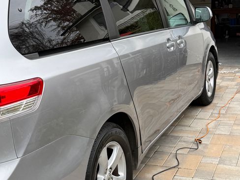 Used 2012 Toyota Sienna LE image 10