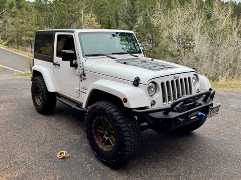 Used 2017 Jeep Wrangler Sahara w/ Connectivity Group image 4