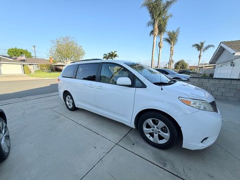 Used 2014 Toyota Sienna LE FWD image 4