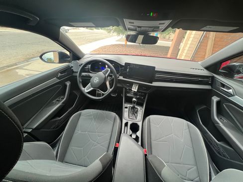 Used 2025 Volkswagen Jetta Sport image 8