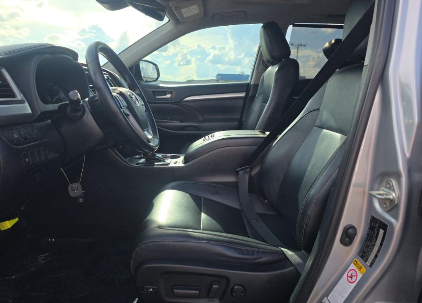 Used 2019 Toyota Highlander XLE FWD image 12