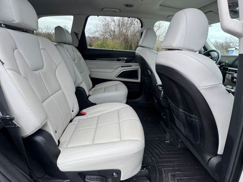 Used 2024 Kia Telluride EX w/ EX Captain's Chair Package image 16