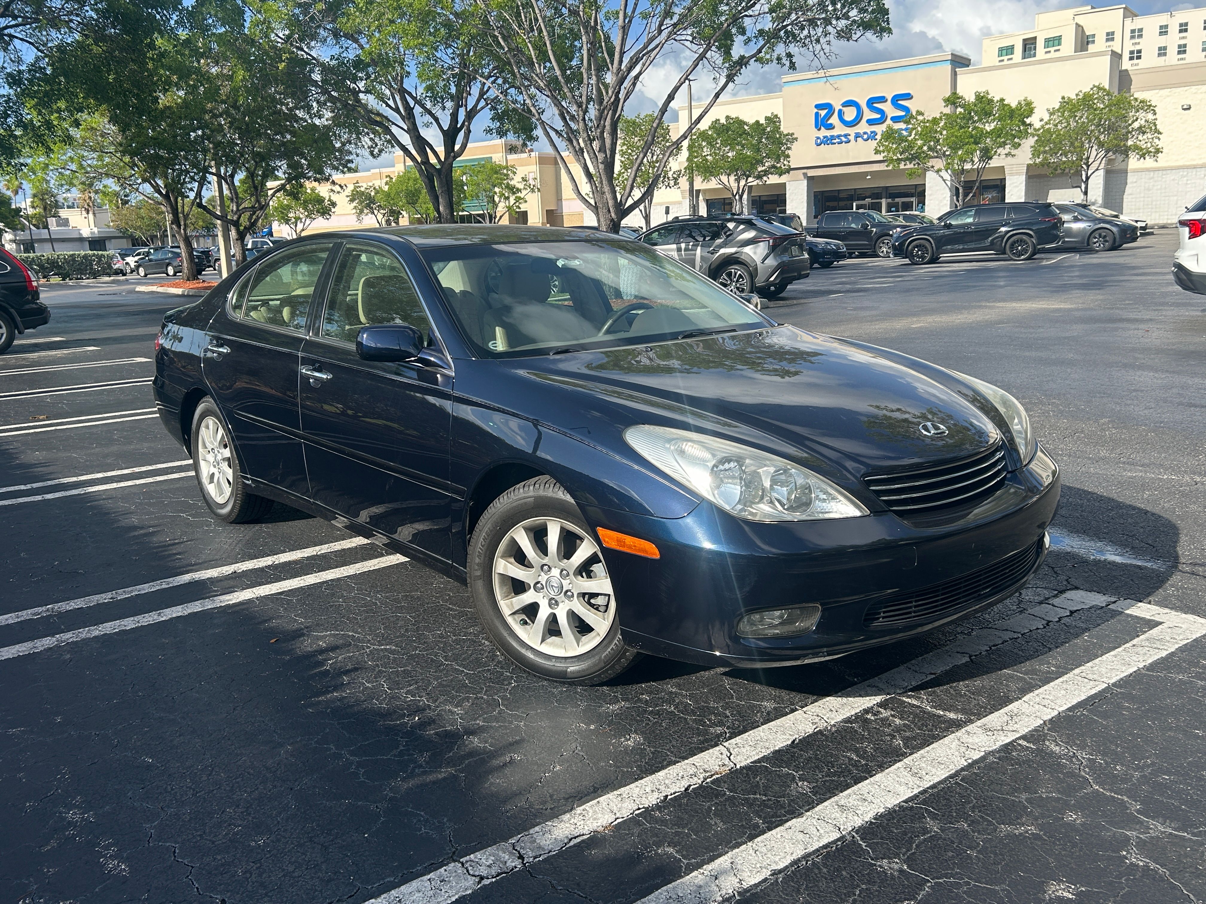 Used 2004 Lexus ES 330 FWD image 2