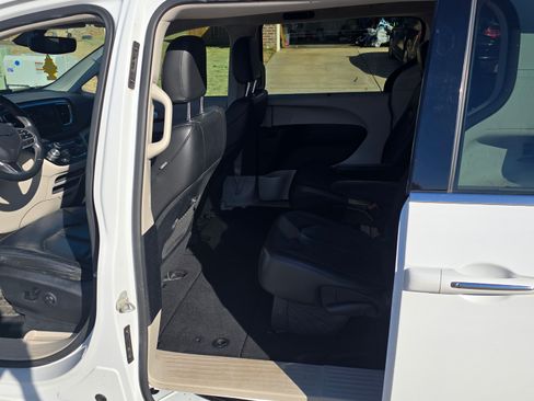 Used 2018 Chrysler Pacifica Touring-L image 12