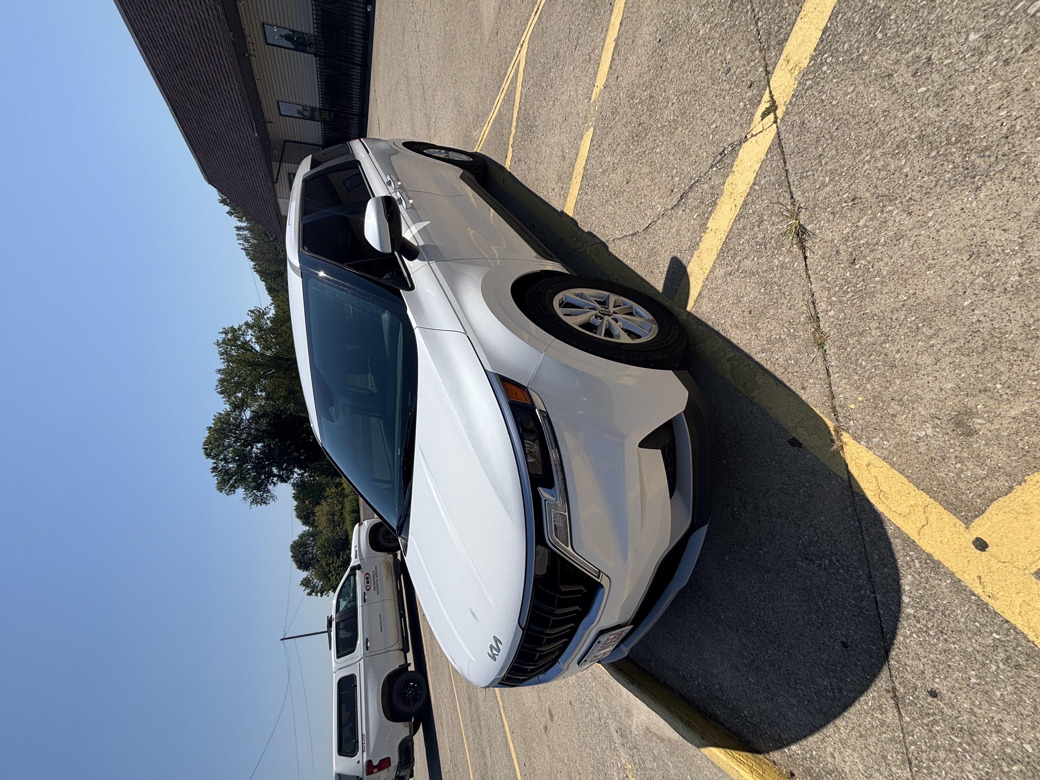 Used 2022 Kia Carnival LX FWD image 2