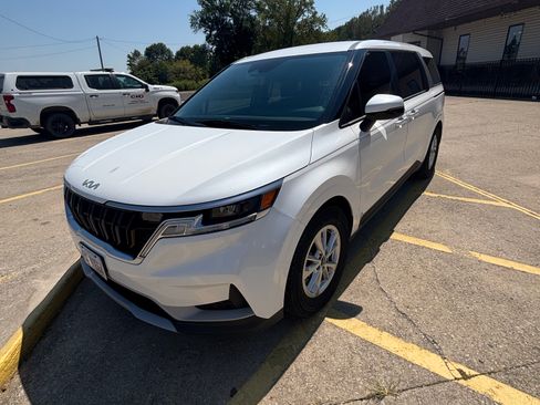 Used 2022 Kia Carnival LX FWD image 2
