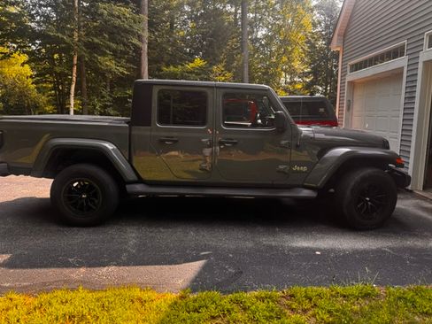 Used 2020 Jeep Gladiator Overland w/ Popular Equipment Package AWD/4WD image 1
