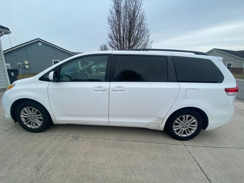 Used 2011 Toyota Sienna XLE image 8